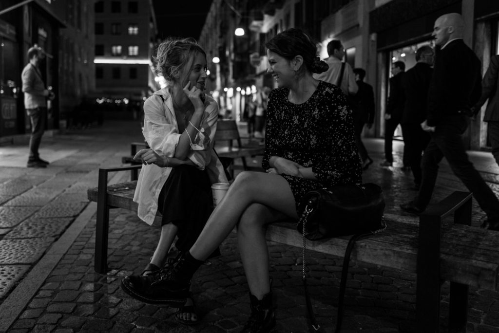 donne sedute su panchina con Leica Q2