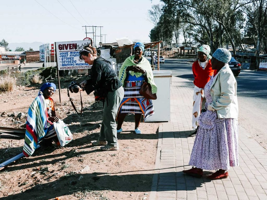 fotografa in Sudafrica con donne al mercato