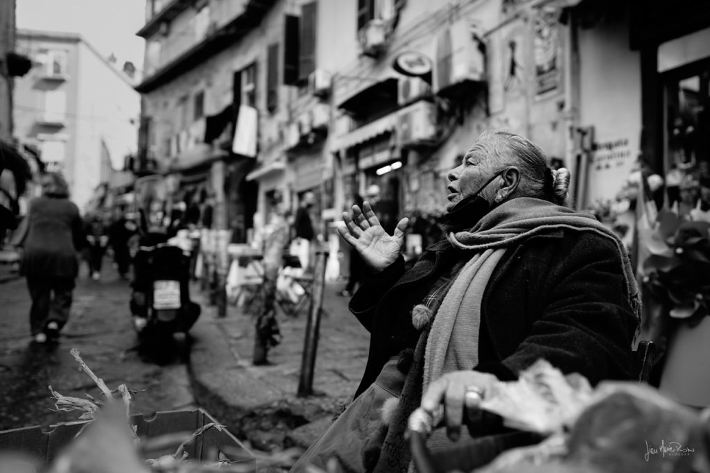 venditrice di aglio al mercato a Napoli