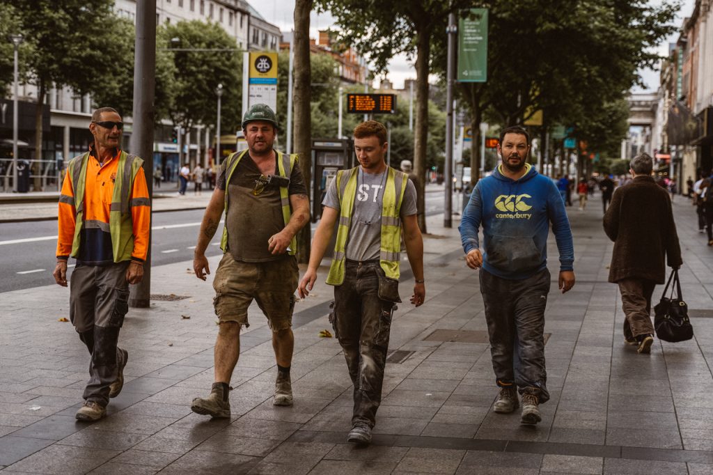 lavoratori che camminano a Dublino
