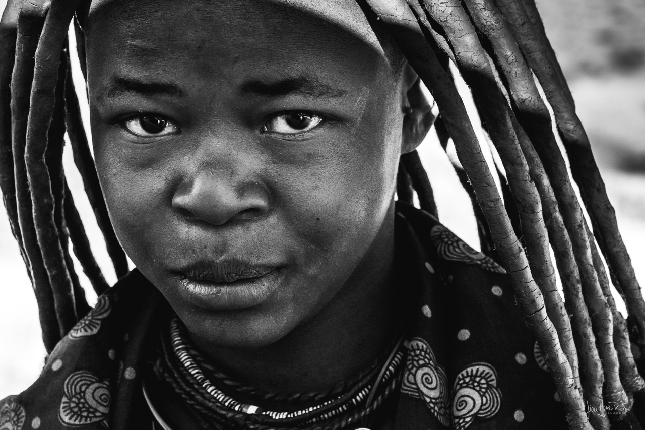 ritratto di donna Himba in BN