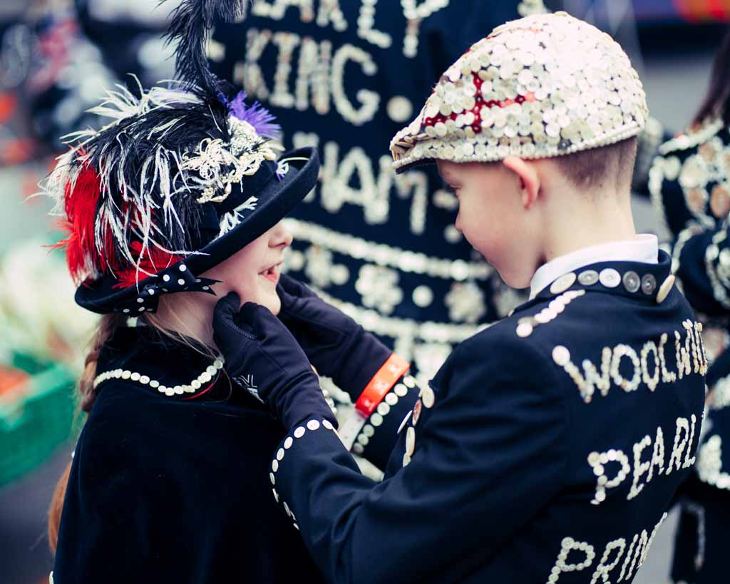 due bambini a Londra durante la parata